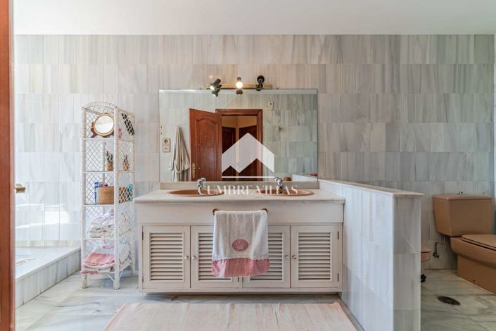 Image No.56-11 Bed Villa for sale