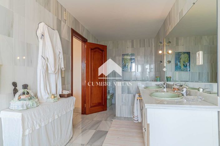 Image No.70-11 Bed Villa for sale