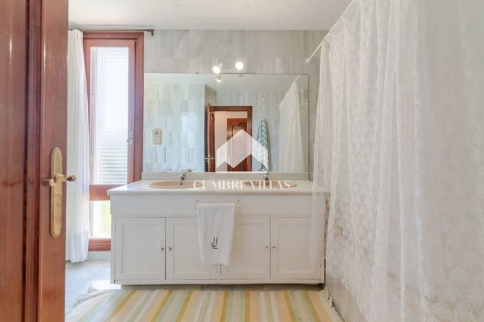 Image No.77-11 Bed Villa for sale