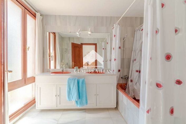 Image No.93-11 Bed Villa for sale