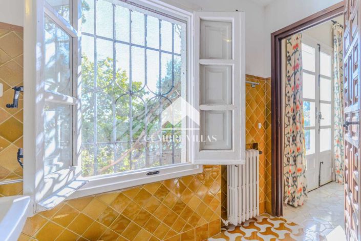 Image No.48-10 Bed Villa for sale