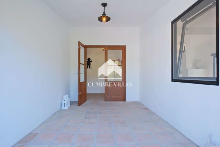 Image No.30-5 Bed Country House for sale