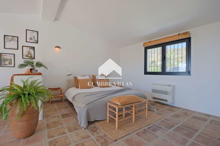 Image No.70-5 Bed Country House for sale