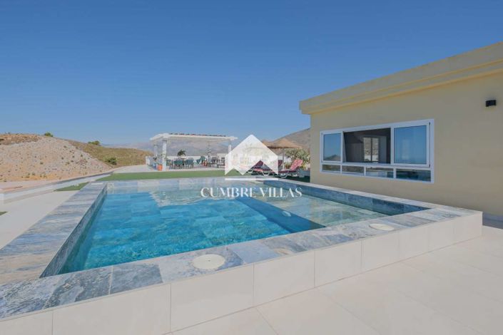 Image No.42-2 Bed Country House for sale