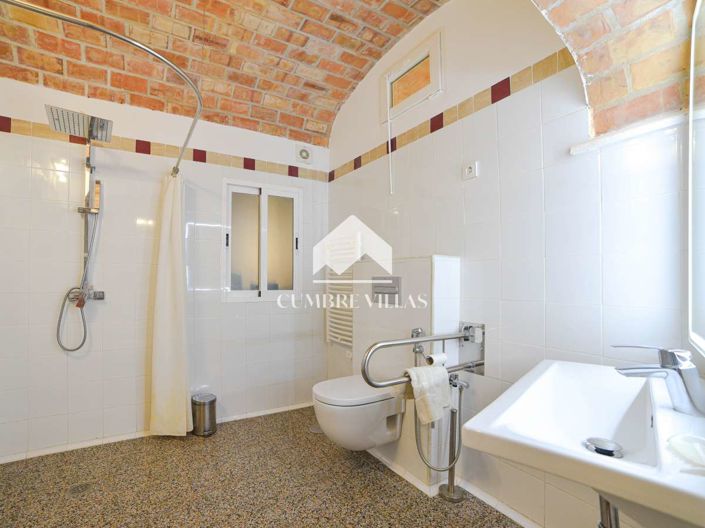 Image No.120-8 Bed Villa for sale