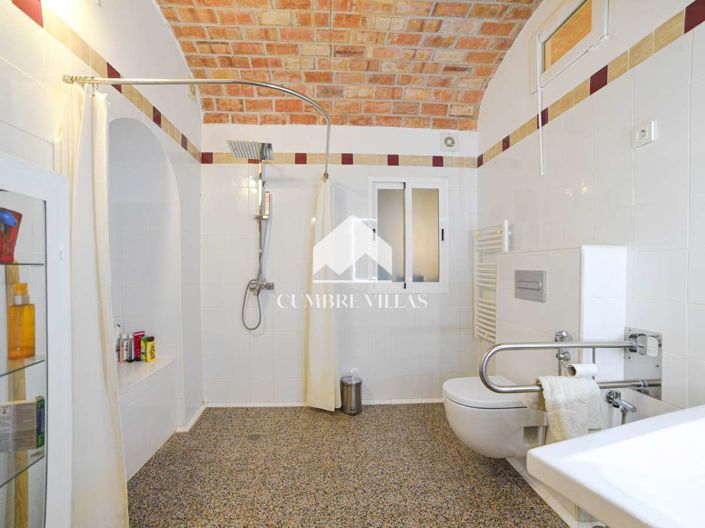 Image No.121-8 Bed Villa for sale