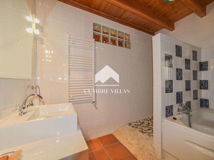 Image No.70-8 Bed Villa for sale