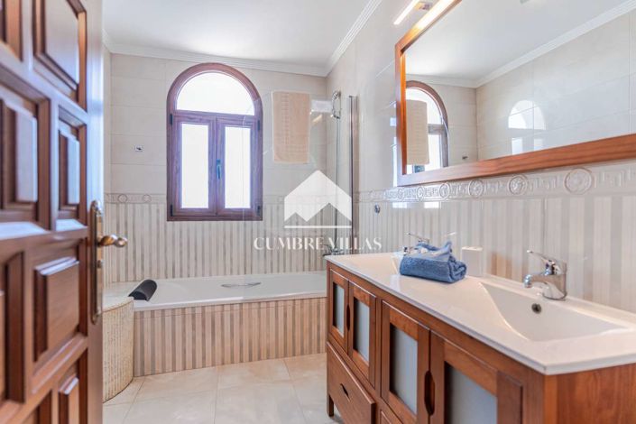 Image No.59-5 Bed Villa for sale