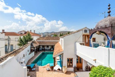 1 - Melegís, Villa