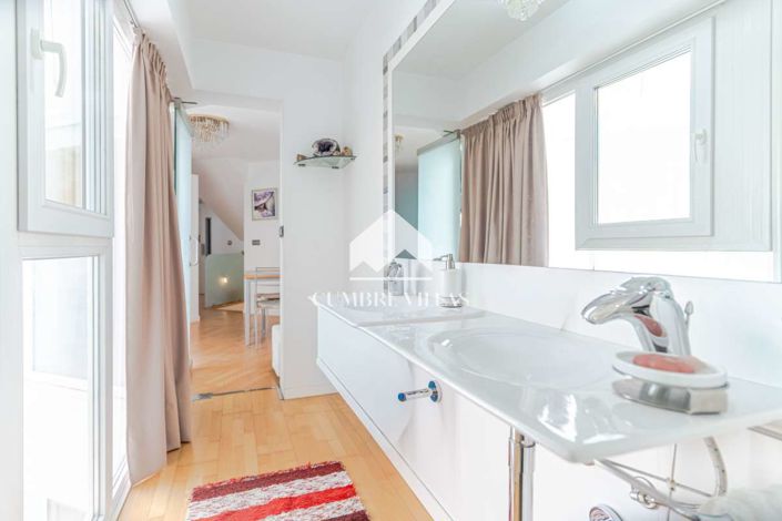 Image No.18-5 Bed Townhouse for sale