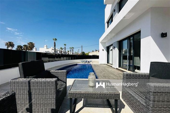 Image No.2-Villa de 4 chambres à vendre à Torrevieja