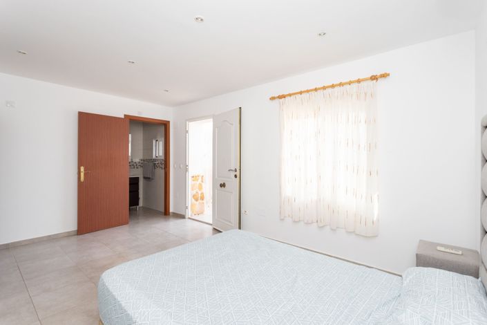 Image No.23-4 Bed Townhouse for sale