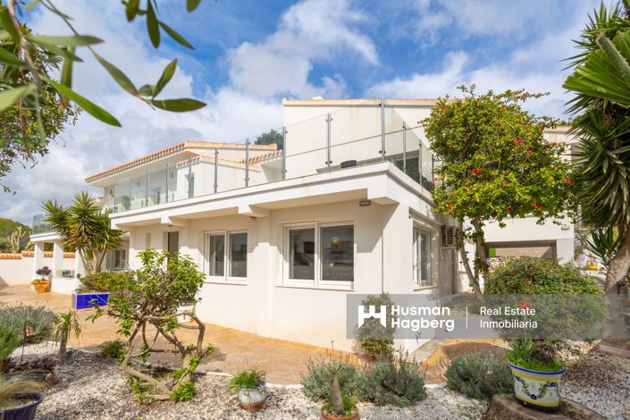 Image No.1-8 Bed Villa for sale