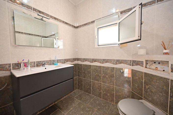 Image No.17-2 Bed Townhouse for sale