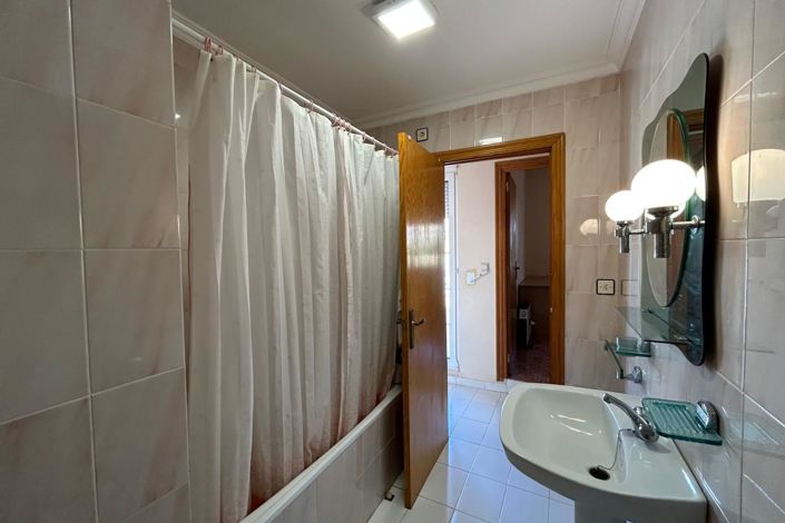 Image No.10-4 Bed Townhouse for sale