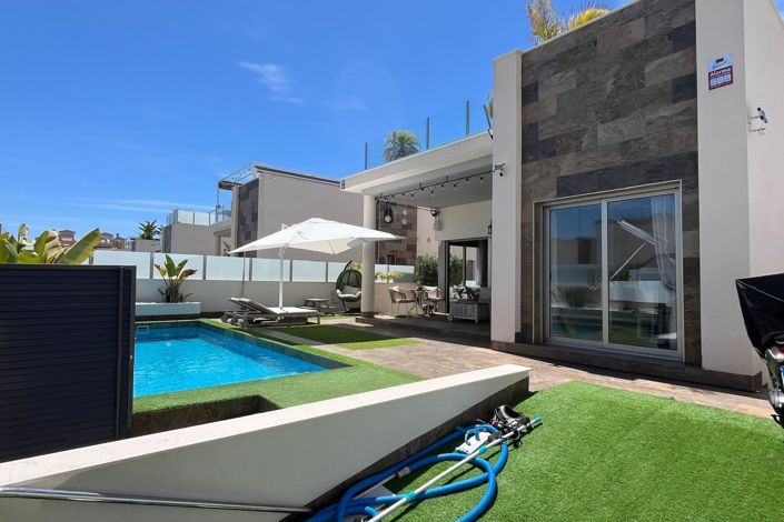 Image No.1-5 Bed Villa for sale