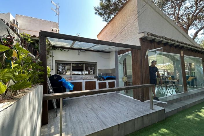 Image No.1-4 Bed Townhouse for sale