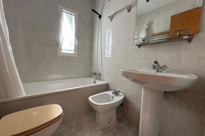 Image No.15-2 Bed Townhouse for sale