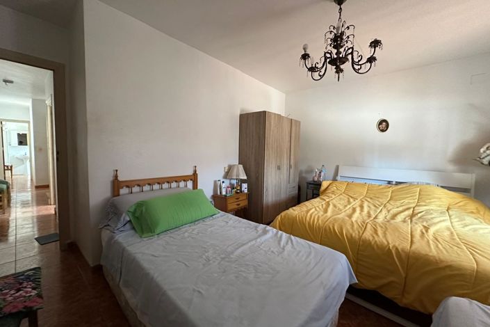 Image No.17-4 Bed Townhouse for sale