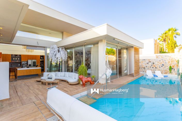 Image No.1-4 Bed Villa for sale