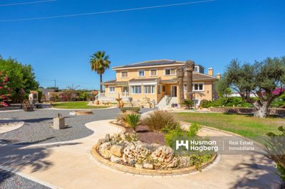 6 Bed Villa for sale