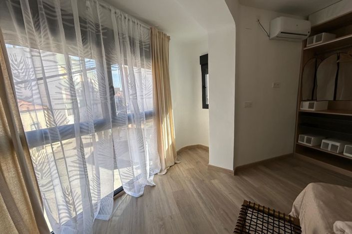 Image No.14-4 Bed Townhouse for sale