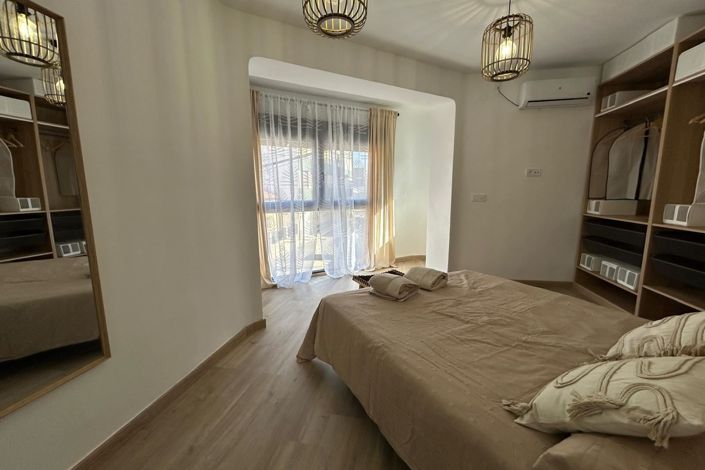 Image No.18-4 Bed Townhouse for sale