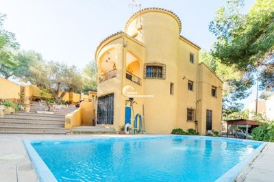 6 Bed Villa for sale