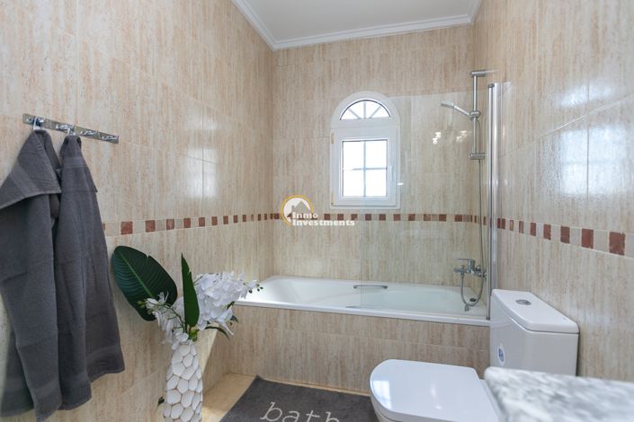 Image No.21-2 Bed Townhouse for sale