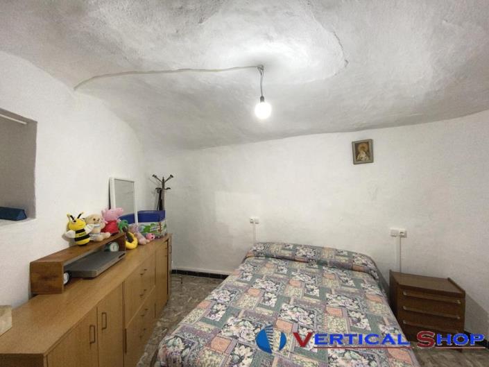 Image No.15-8 Bed Townhouse for sale