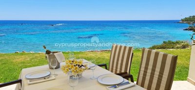 Frontline Villa in Coral Bay