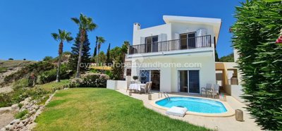 Frontline Villa in Coral Bay