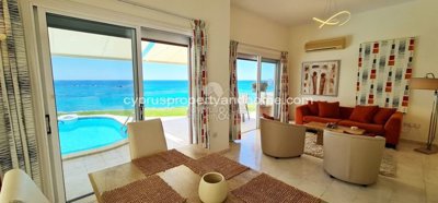 Frontline Villa in Coral Bay