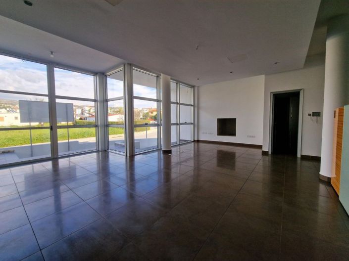 Image No.10-3 Bed House for sale