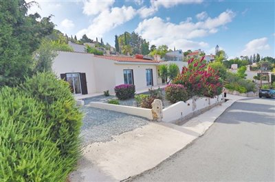 Bungalow For Sale  in  Kamares