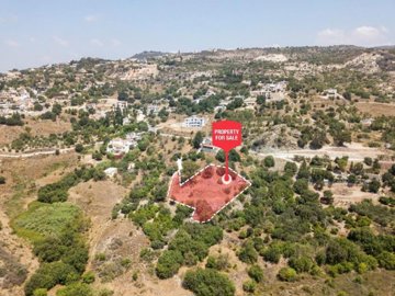 1 - Marathounta, Land