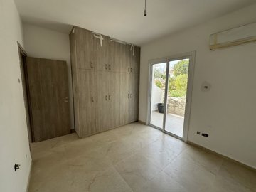 Ground Floor Apartment  For Sale  in  Tombs of the Kings