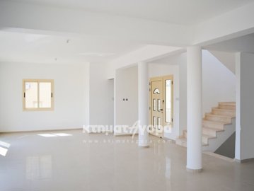 4 Bedrooms House-Villa For Sale in Peyia Village