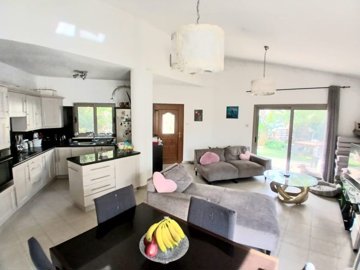 Bungalow For Sale  in  Anavargos