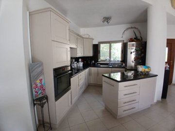 Bungalow For Sale  in  Anavargos