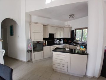 Bungalow For Sale  in  Anavargos