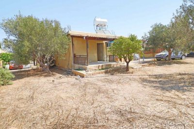 Bungalow For Sale  in  Chlorakas