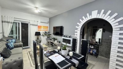 Ground Floor Apartment  For Sale  in  Tombs of the Kings