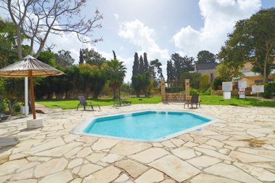 Ground Floor Apartment  For Sale  in  Universal Area