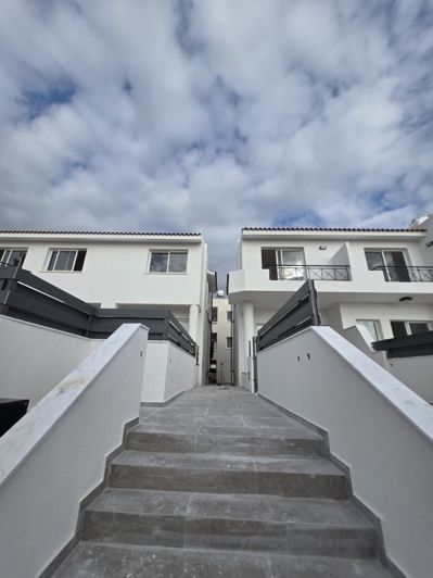 Image No.9-2 Bed Townhouse for sale