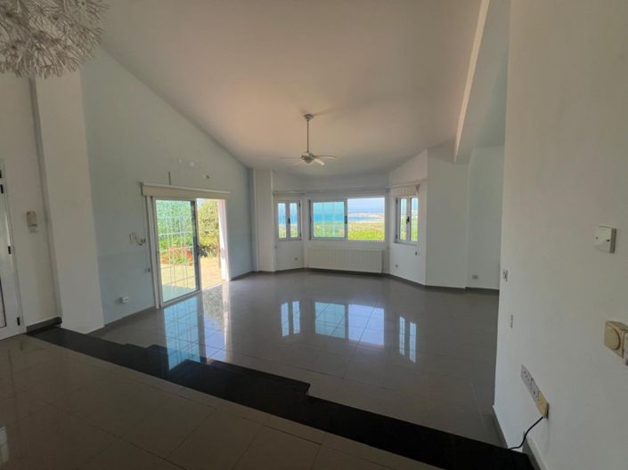 Image No.5-Villa de 5 chambres à vendre à Kissonerga