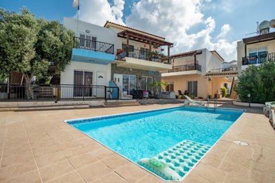 Ground Floor Apartment  For Sale  in  Universal Area