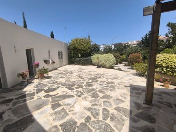 Bungalow For Sale  in  Chlorakas