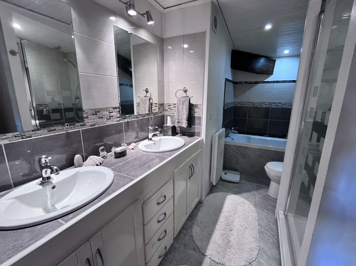 Image No.9-4 Bed House for sale