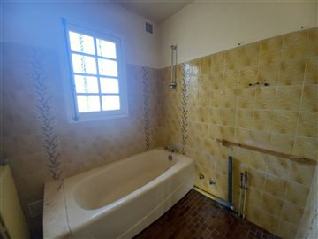 15586588011